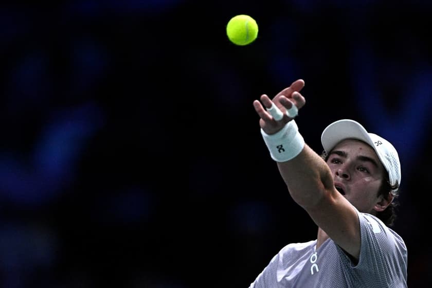 João Fonseca saca na partida contra o russo Karen Khachanov na segunda rodada de Paris (Foto: JULIEN DE ROSA / AFP)