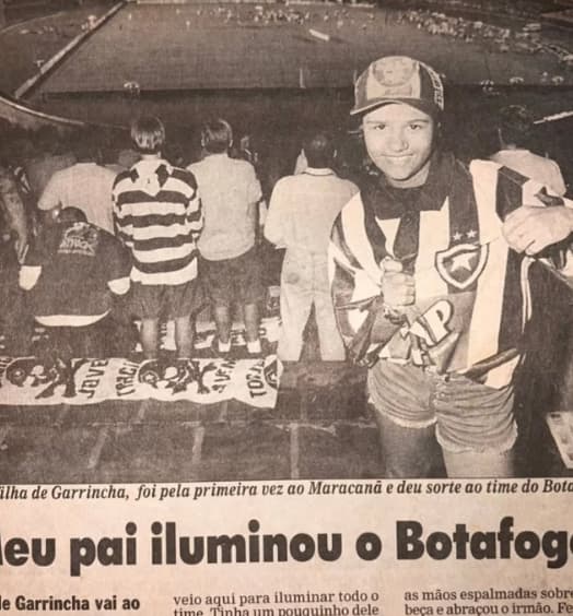 Recorte antigo de jornal, com a pequena Lívia dos Santos homenageando Garrincha (Foto: Reprodução)