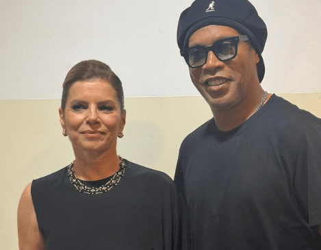 Ronaldinho Gaúcho ao lado da atriz Debora Bloch, intérprete da personagem Odete Roitman (Foto: Reprodução)
