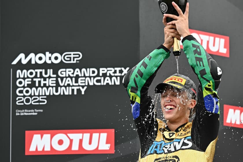 O piloto brasileiro Diogo Moreira, da equipe Italtrans Racing Team, comemora a conquista do título mundial após vencer a corrida de Moto2 do Grande Prêmio de Valência (Foto: Javier Soriano / AFP)