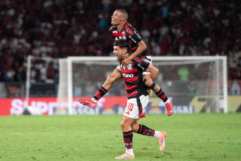 Arrascaeta comemora com De La Cruz após marcar de falta contra o Sport (Foto: Delmiro Junior / Photo Premium / Gazeta Press)
