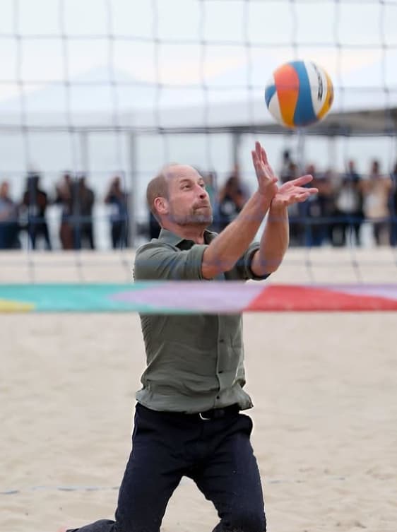 Príncipe William joga vôlei de praia em Copacabana (Foto: Reprodução / Instagram)