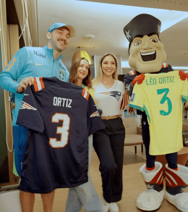 Léo Ortiz presenteia mascote do Patriots com a camisa da seleção brasileira (Foto: Reprodução / Instagram)
