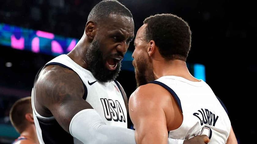 LeBron James e Stephen Curry em ação pelos EUA em Paris 2024 (Foto: EFE/EPA/YOAN VALAT)