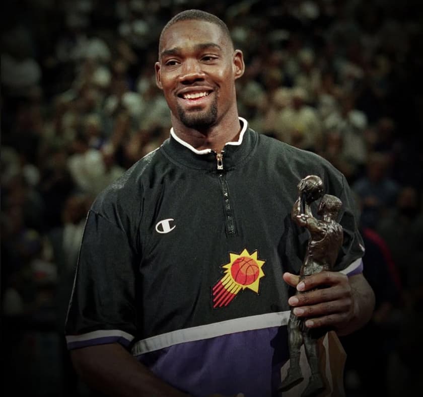 Rodney Rogers recebe prêmio de Sexto Melhor Homem da NBA (Foto: Reprodução Instagram @nbahistory)