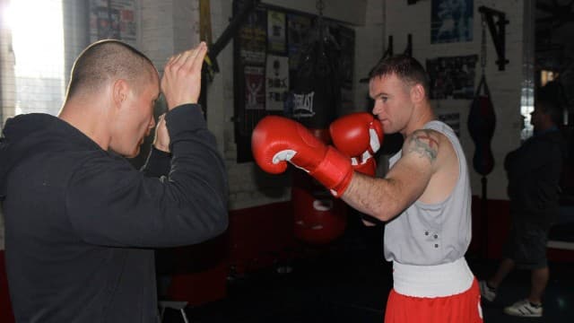 Craque da seleção da Inglaterra, Wayne Rooney de boxeador para campanha (Foto: Reprodução)