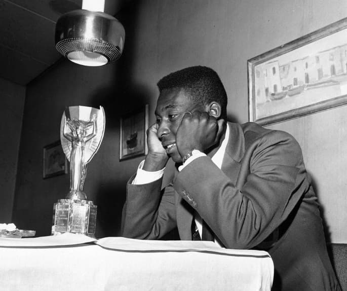 Pelé admira troféu da Copa do Mundo de 1958. (Foto: Divulgação/ FIFA)