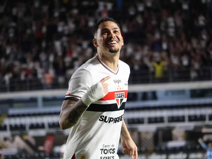 Luciano, do São Paulo, sorri após gol contra o Internacional; vaga do Tricolor na Libertadores dependerá de resultado da Copa do Brasil (Foto: João Jardim / Pera Photo Press)