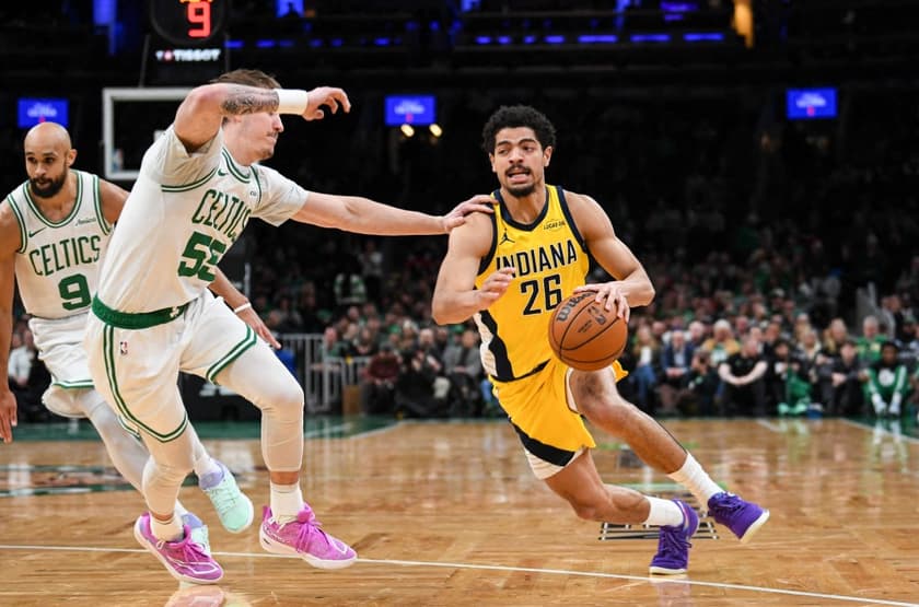 Ben Sheppard #26, do Indiana Pacers, dribla a bola enquanto é marcado por Baylor Scheierman #55, do Boston Celtics, no segundo tempo no TD Garden, em Boston, Massachusetts, em 21 de janeiro de 2026 (Foto: China wong/getty images via afp)