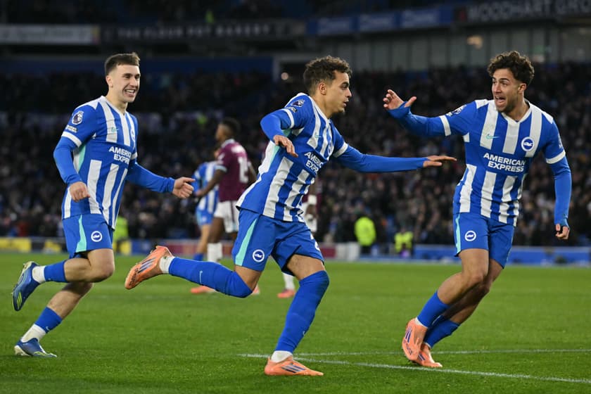 Manchester City: Yasin Ayari (#26), do Brighton, celebra gol que fez 2 a 0 contra o Burnley, em partida válida pela Premier League, no Amex Stadium (Foto: Glyn Kirk/AFP)