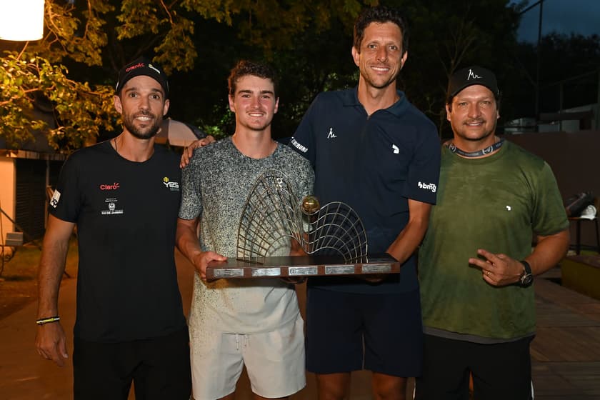 João Fonseca e Marcelo Melo com os técnicos Guilherme Teixeira e Daniel Melo após o título do Rio Open (Foto: Fotojump/Divulgação)