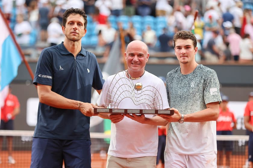 Andre Agassi entre Marcelo Melo e João Fonseca na premiação das duplas do Rio Open (Foto: Fotojump)