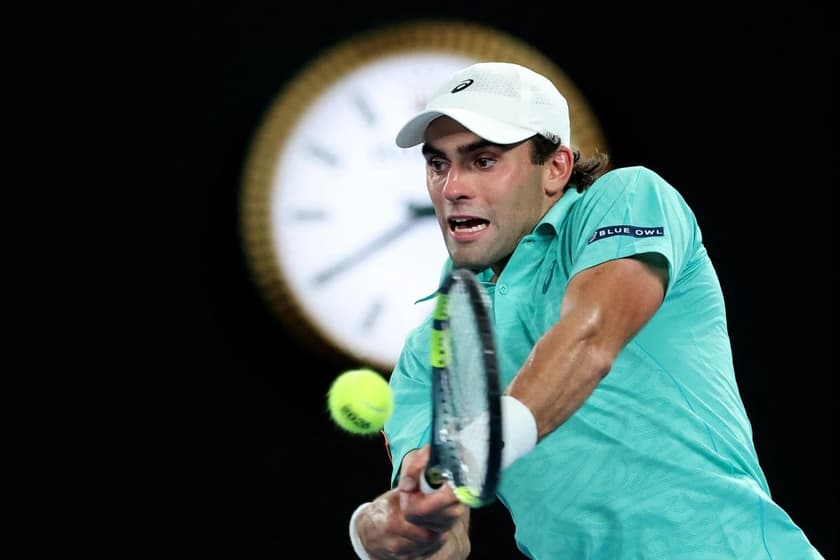 O americnao Eliot Spizzirri na derrota para o italiano Jannik Sinner no Australian Open (Foto: DAVID GRAY / AFP)