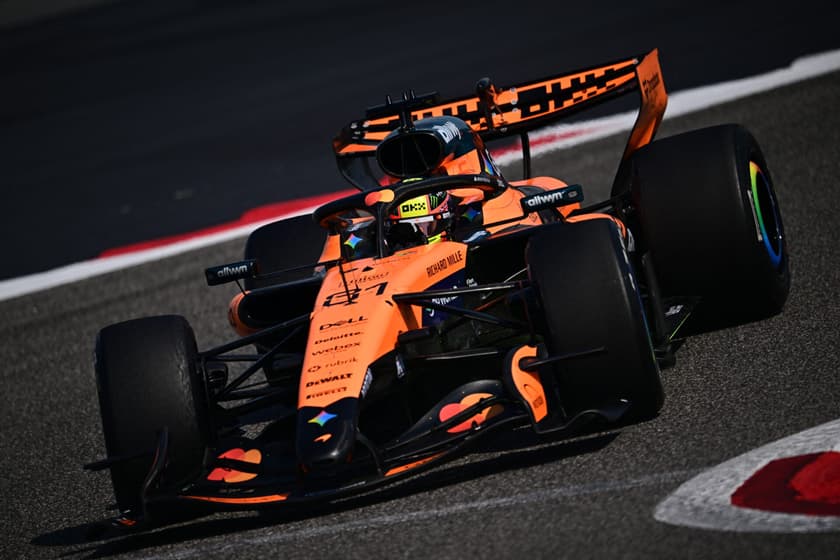 O australiano Oscar Piastri, da McLaren, durante o terceiro dia de testes de pré-temporada da Fórmula 1 no Circuito Internacional do Bahrein, em Sakhir, em 20 de fevereiro de 2026 (Foto: Giuseppe Cacace/AFP)