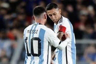 Messi passando a braçadeira de capitão para Di MAría na Seleção da Argentina