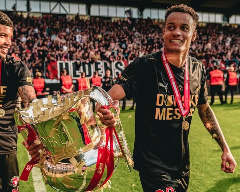 Paulinho segurando troféu conquistado pelo Midtjylland