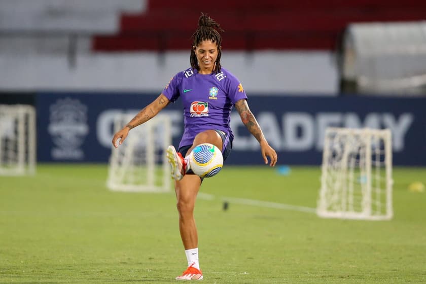 Cristiane domina a bola durante treino da Seleção Brasileira no Arruda, em Recife (Foto: Marlon Costa/GazetaPress)