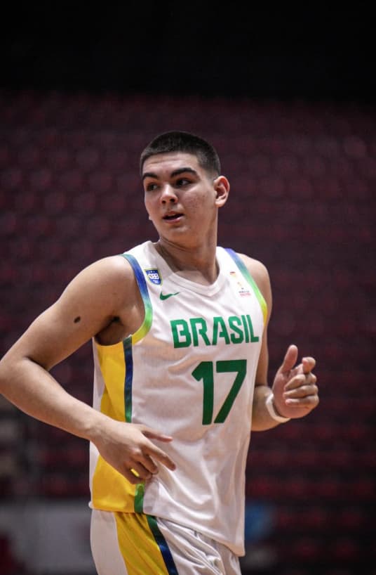 Mathias Alessanco se tornou o jogador mais jovem a defender a Seleção Brasileira adulta em uma partida oficial aos 16 anos (Foto: Reprodução / Instagram)