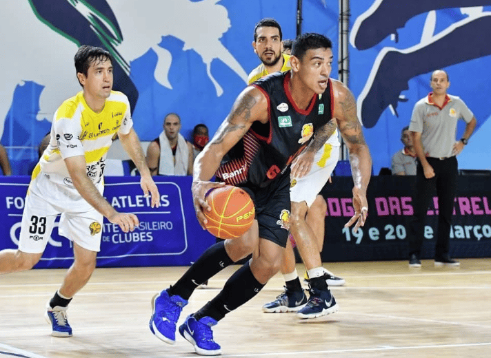 Shilton Alessanco atuou em times tradicionais do basquete brasileiro como: Flamengo, Corinthians, Minas e Bauru (Foto: Reprodução / Instagram)