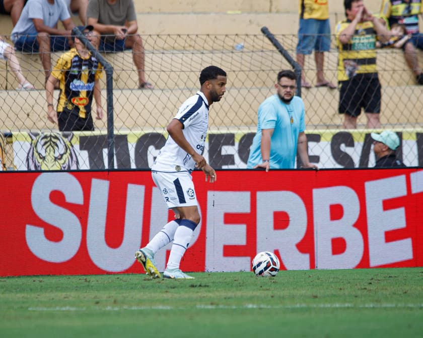 Flamengo: Jorge, do Remo, disputa bola contra o Novorizontino pelo Brasileirão Série B de 2025(Foto: Jota Arnaldo/GazetaPress)