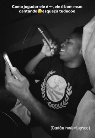 Vini Jr e Virginia em momento romântico nas redes sociais (Foto: Reprodução)