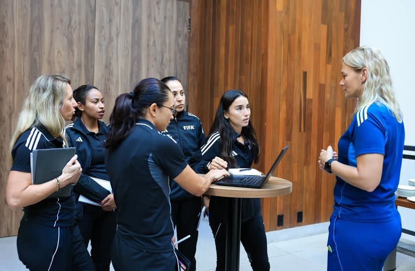 Arbitragem Fifa durante treinamentos. (FIFA/Divulgação)
