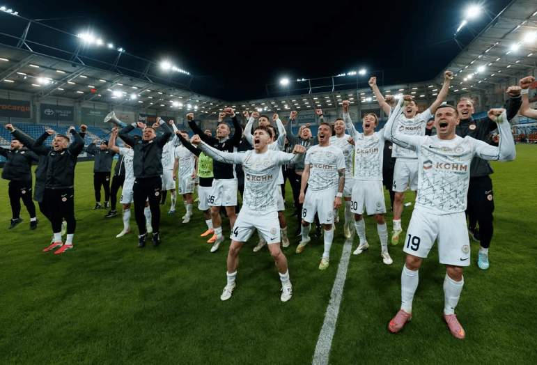O líder do Campeonato Polonês é o Zaglebie Lubin com 41 pontos (Foto: Reprodução / Instagram)