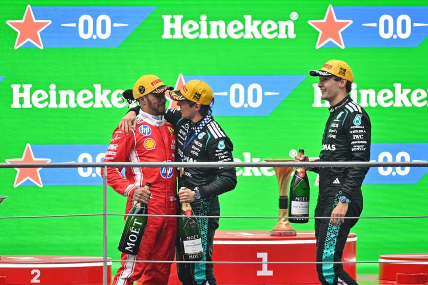 Pódio do GP da China na F1 2026 (Foto: Hector RETAMAL / AFP)
