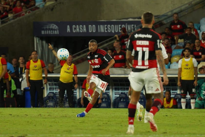 De La Cruz em campo em Flamengo x Vitória (Foto: Thiago Ribeiro/AGIF/Folhapress)