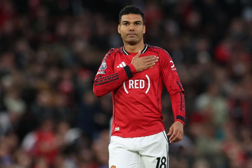 Casemiro comemora após marcar o primeiro gol durante a partida da Premier League entre Manchester United e Brentford, no Old Trafford (Foto: Darren Staples / AFP)