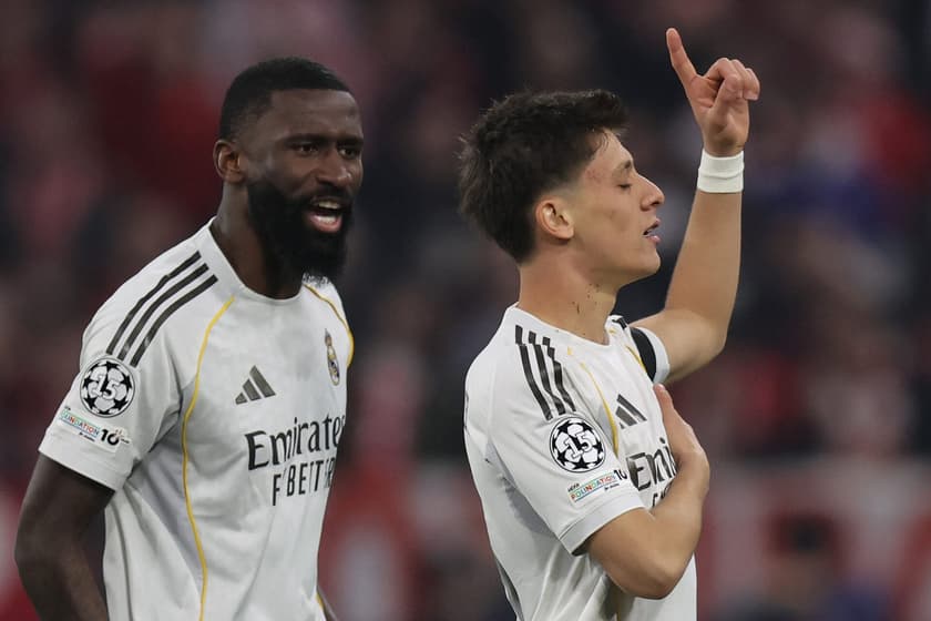 Antonio Rüdiger (esquerda) e Arda Güler (direita) comemorando gol marcado no duelo entre Real Madrid e Bayern de Munique.