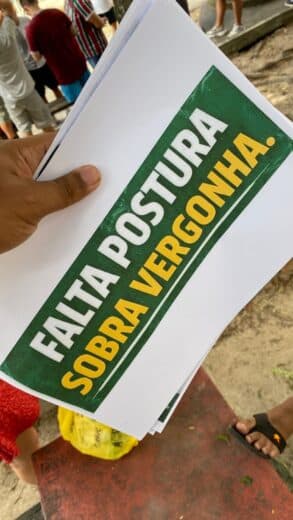 Torcedores do Fluminense fazem protesto na frente a sede em Laranjeiras (Foto: Reprodução / X)