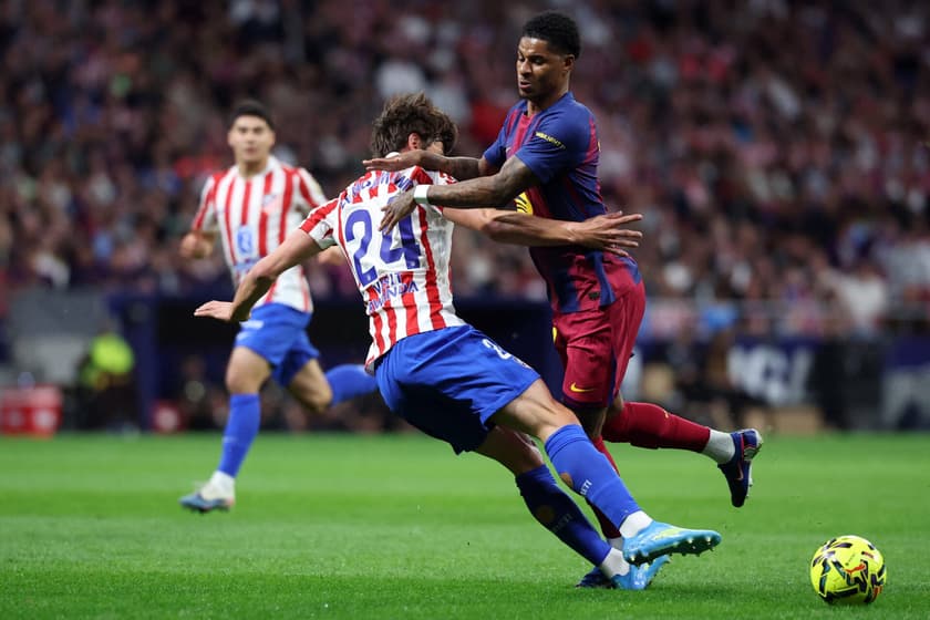 Rashford e Le Normand disputam a posse de bola no clássico entre Barcelona e Atlético de Madri pela La Liga