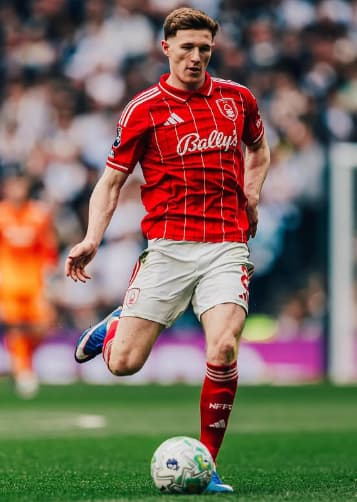 Elliot Anderson é um dos principais alvos do Manchester City para a próxima temporada (Foto: Reprodução / Instagram)