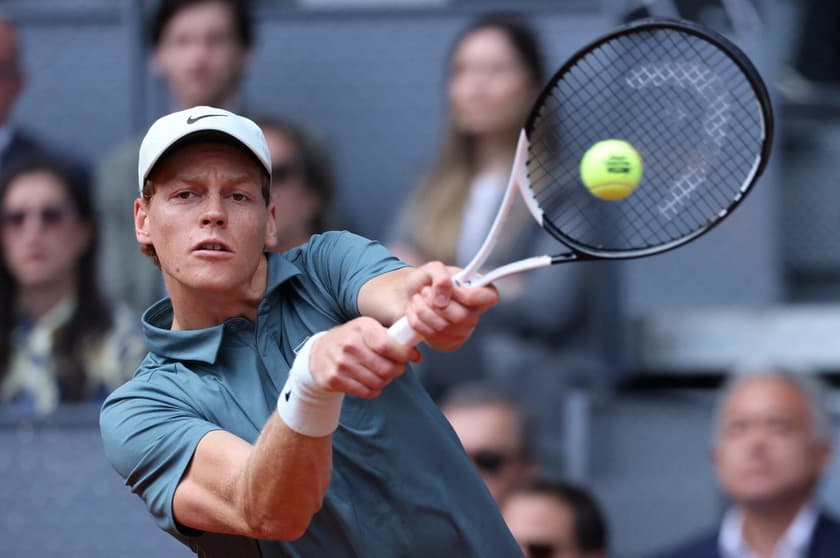 Jannik Sinner derrota Alexander Zverev no Masters 1000 de Madrid (Foto: Thomas COEX / AFP)