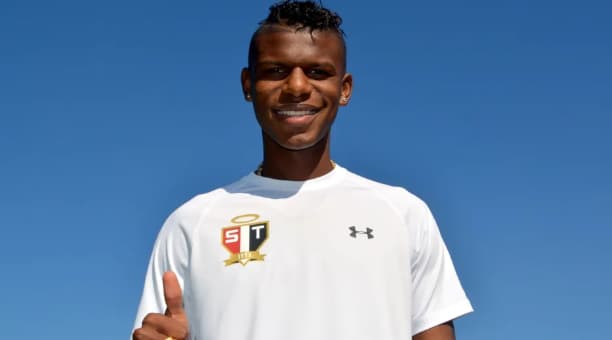 Arboleda ao ser anunciado como reforço tricolor, em 2017, por US$ 2 milhões (Foto: Erico Leonan)