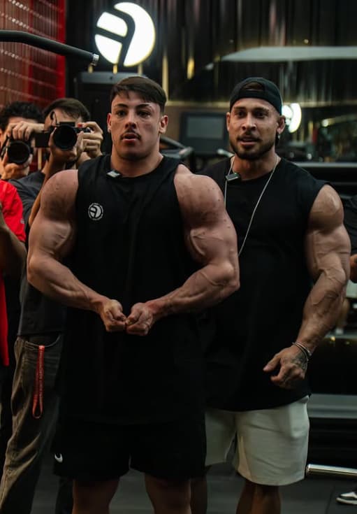 Ganley e Ramon Dino em treino de musculação (Foto: Reprodução)