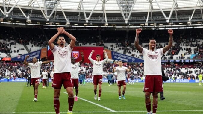 Saliba e Gabriel Magalhães aplaudem torcedores do Arsenal após vitória sobre o West Ham