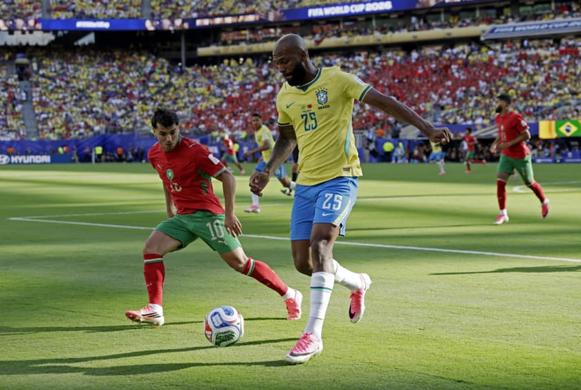 Igor Thiago em ação durante Brasil x Marrocos (Foto: AFP)