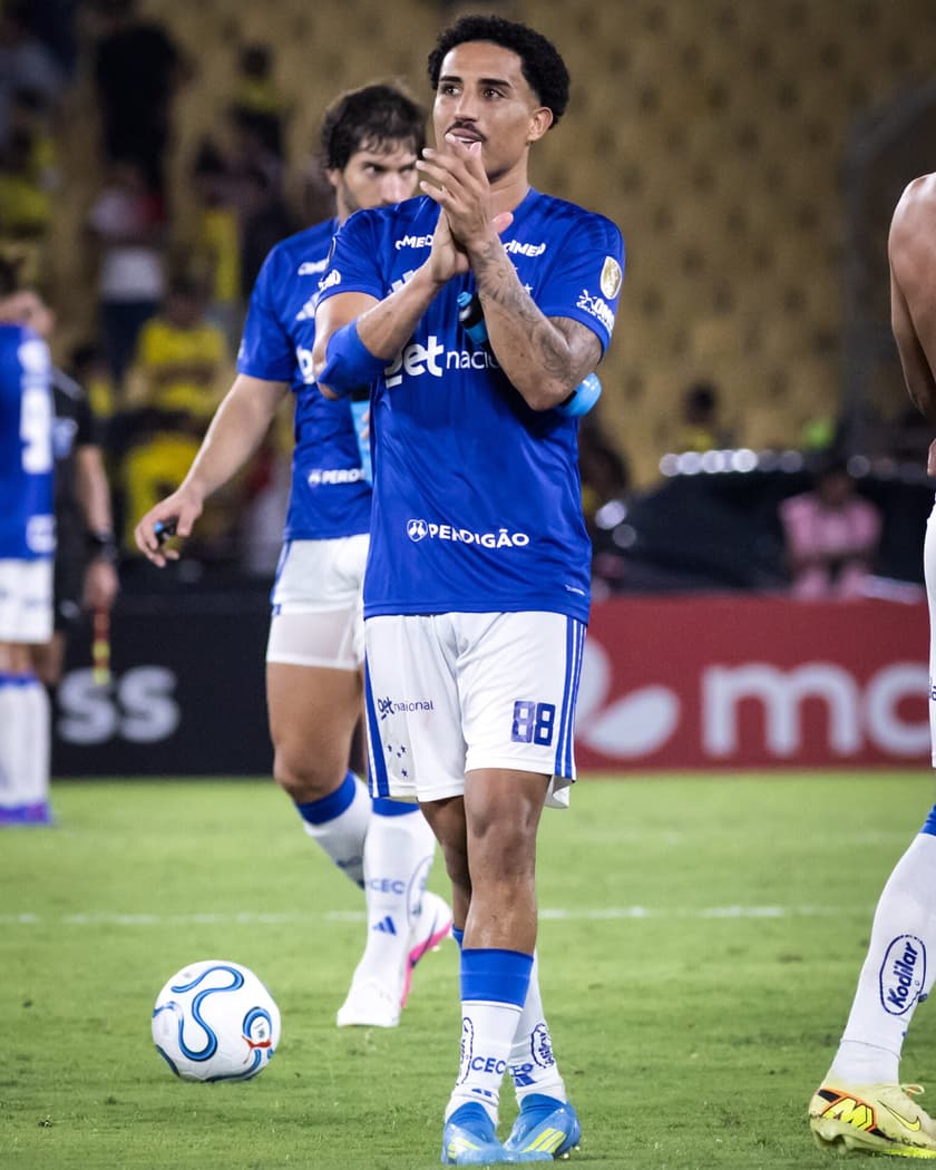 Christian, um dos jogadores mais caros do Cruzeiro, se aquece ao lado de Lucas Silva