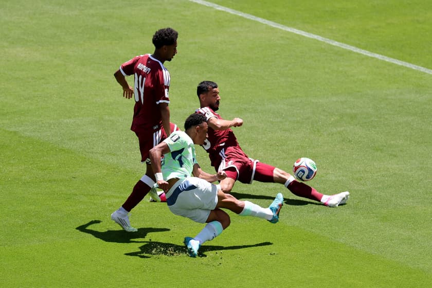 Dan Ndoye, da Suíça, chuta na bola durante a partida do Grupo B da Copa do Mundo FIFA 2026 entre Catar e Suíça