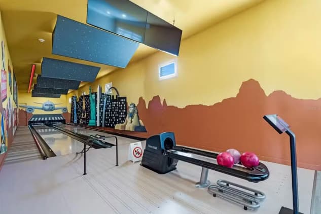 Pista de boliche na mansão alugada por Neymar pai (Foto: Reprodução)