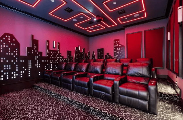 Sala de cinema da mansão alugada por Neymar Pai (Foto: Reprodução)