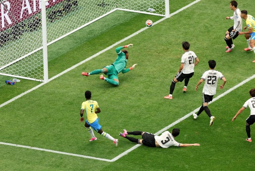 Vini Jr finaliza na trave após grande jogada em Brasil x Japão pela Copa do Mundo