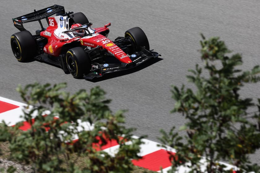 Charles Leclerc em ação no GP de Barcelona na F1 2026 (Foto: Josep LAGO / AFP)