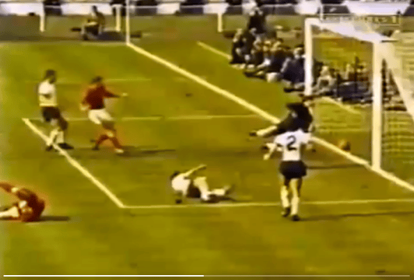 Gol polêmico da Inglaterra sobre a Alemanha na final da Copa do Mundo de 1966 (Foto: Reprodução)