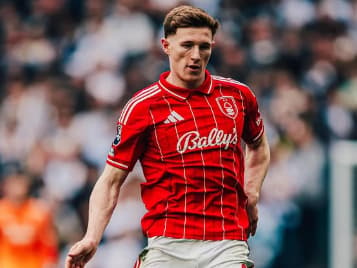 Elliot Anderson, de vermelho, é um dos principais alvos do Manchester City para a próxima temporada