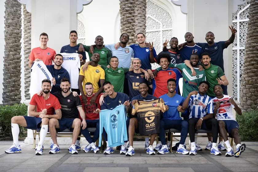 Jogadores da França na Copa do Mundo de 2022 fazem homenagem a clubes formadores (Foto: Divulgação/França)