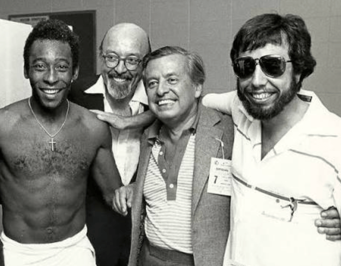 Pelé, sem camisa, posa para foto com empresários turcos do New York Cosmos no vestiário