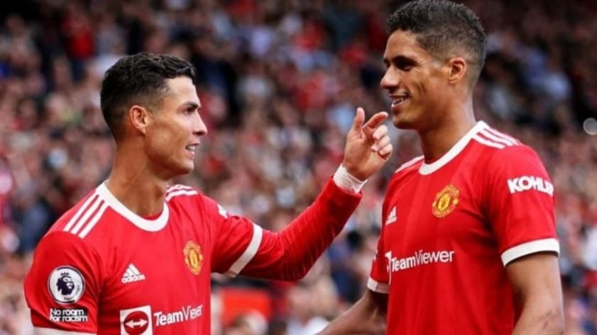 cristiano-ronaldo–junto-a-raphael-varane–en-un-partido-con-el-manchester-united–afp